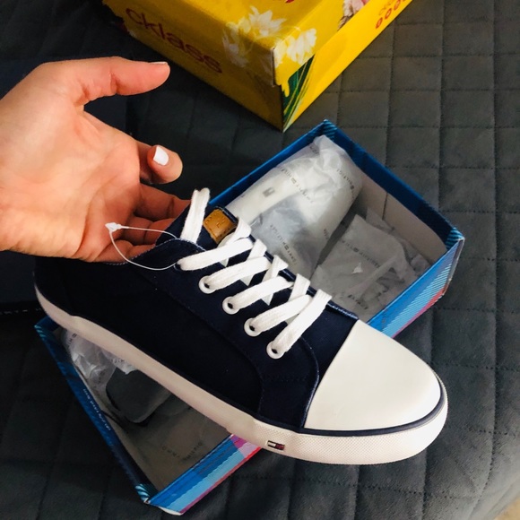 TOMMY HILFIGER - Picture 2 of 2